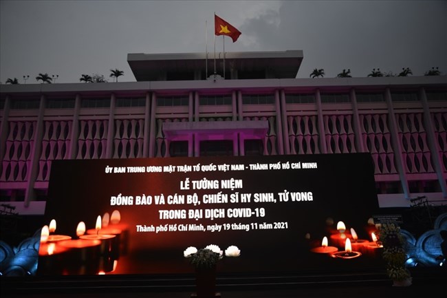 THỜI SỰ 21H30 ĐÊM 19/11/2021:
 Lễ tưởng niệm đồng bào tử vong và cán bộ, chiến sĩ hy sinh trong đại dịch Covid-19 diễn ra trong không khí thiêng liêng, xúc động. 